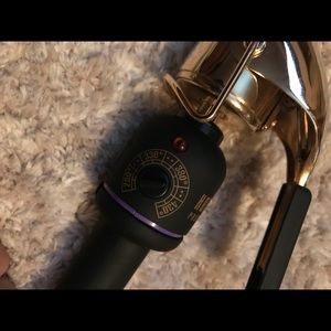 Curling iron Hot Tools Pro.